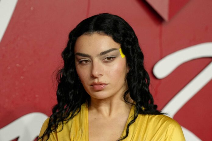 Οι ποπ σταρ που την στηρίζουν και μπορούν να στείλουν την Gen Z στην κάλπη