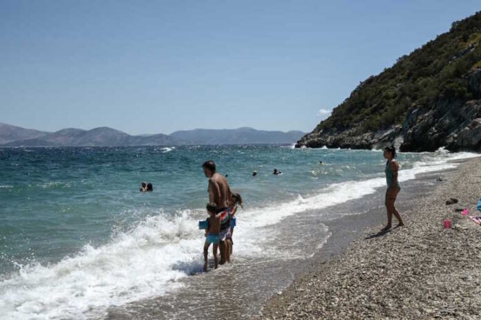 Καιρός σήμερα: Πέφτει λίγο η θερμοκρασία, ανεβαίνουν τα μποφόρ – Πού θα βρέξει