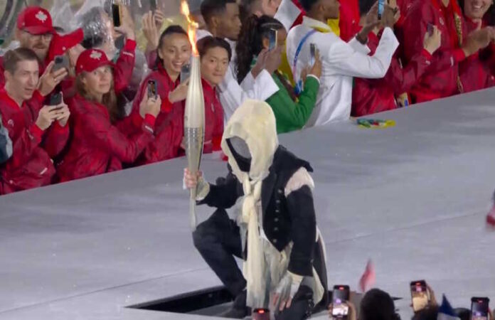 Το μυστήριο γύρω από τον μασκοφόρο δρομέα στην Τελετή έναρξης των Ολυμπιακών Αγώνων και οι θεωρίες στα social media