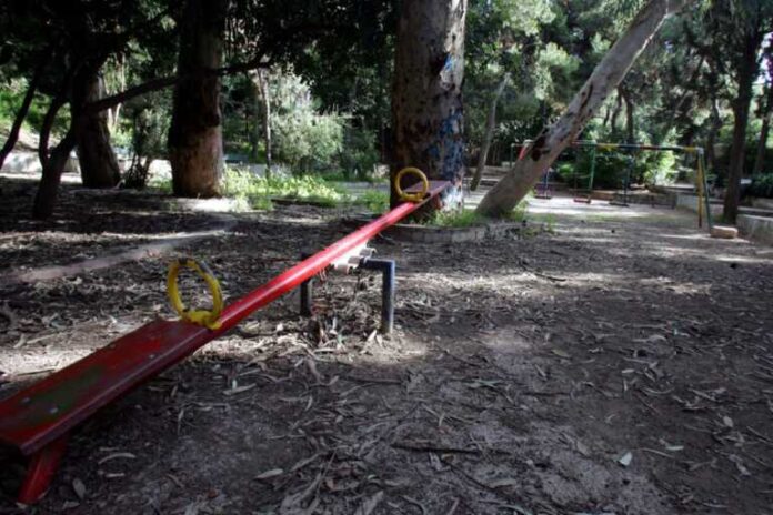 Γυμνά παιδιά παίζουν σε παιδική χαρά στη Θεσσαλονίκη – Αλλεπάλληλες καταγγελίες από κατοίκους