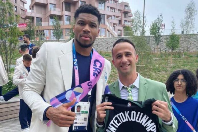 Ο Γιάννης Αντετοκούνμπο υπέγραψε φανέλα των Μπακς στον σημαιοφόρο της Κύπρου, Μίλαν Τραΐκοβιτς