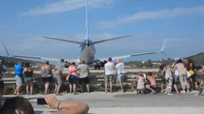 Σκιάθος: Βίντεο με τουρίστες να εκτινάσσονται από απογείωση αεροπλάνου