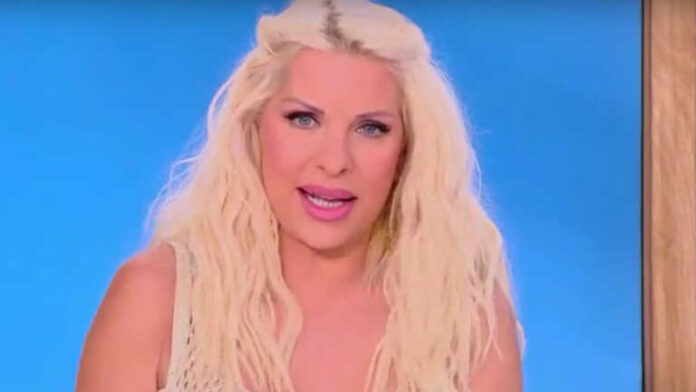 Ελένη Μενεγάκη: Το ατύχημα στο πόδι και τα αστεία on air – «Όρθια η Ελενίτσα»