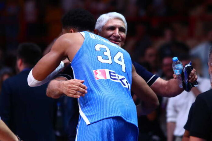 Η θρυλική αγκαλιά του Γιάννη Αντετοκούνμπο με τον Παναγιώτη Γιαννάκη