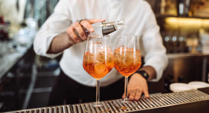 Aperol Spritz: Το απόλυτο καλοκαιρινό κοκτέιλ και η άγνωστη ιστορία του