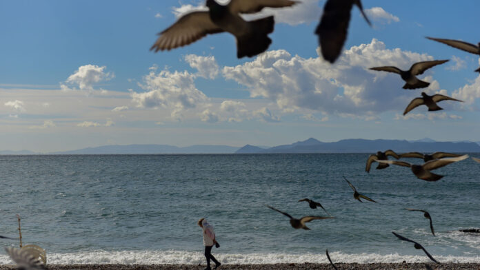 Καιρός: Γενικά αίθριος σήμερα – Τοπικές μπόρες από αύριο