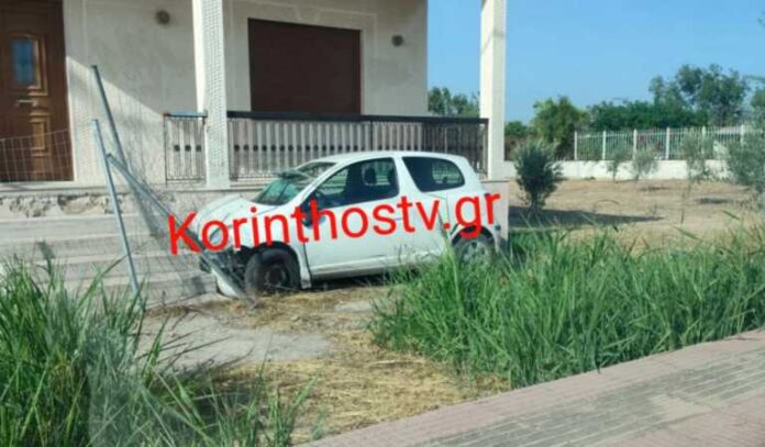 Φωτογραφία μετά από τροχαίο στην Κορινθία με αυτοκίνητο να καταλήγει στα σκαλιά εισόδου ενός σπιτιού