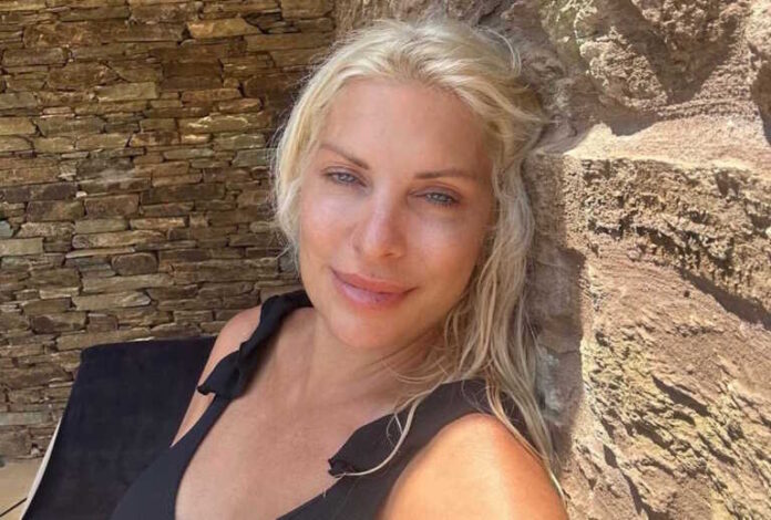 Ηλιοκαμένη και χωρίς ίχνος μακιγιάζ η Ελένη Μενεγάκη στην Άνδρο