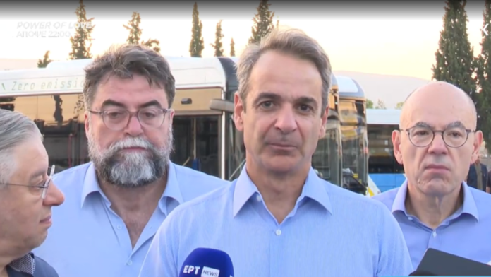 Αιφνιδιαστική επίσκεψη Μητσοτάκη στο αμαξοστάσιο της ΟΣΥ: Μέχρι το τέλος του 2025 θα κυκλφορούν 900 νέα λεωφορεία