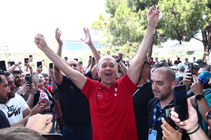 Ολυμπιακός: Αποθέωση για Αγγελόπουλους στο ΣΕΦ στην παρουσίαση του Βεζένκοφ