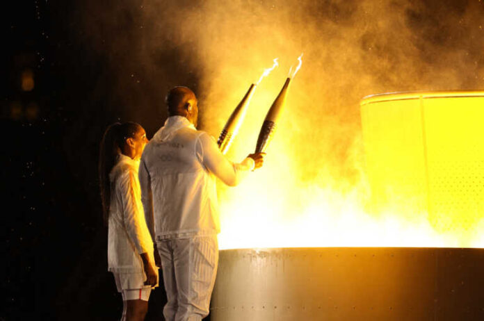 Η στιγμή που η Ολυμπιακή φλόγα ανάβει στο αερόστατο και φωτίζει το Παρίσι