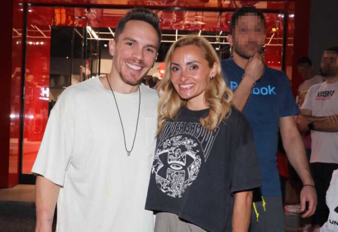 Η Βασιλική Μιλλούση καμάρωσε την πρόκριση του Λευτέρη Πετρούνια μαζί με τις κόρες τους