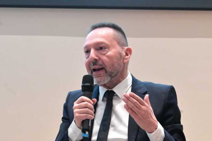 Στουρνάρας: Ακόμα ξοδεύουμε περισσότερα από όσα παράγουμε – 5 προτάσεις ενίσχυσης της αποταμίευσης