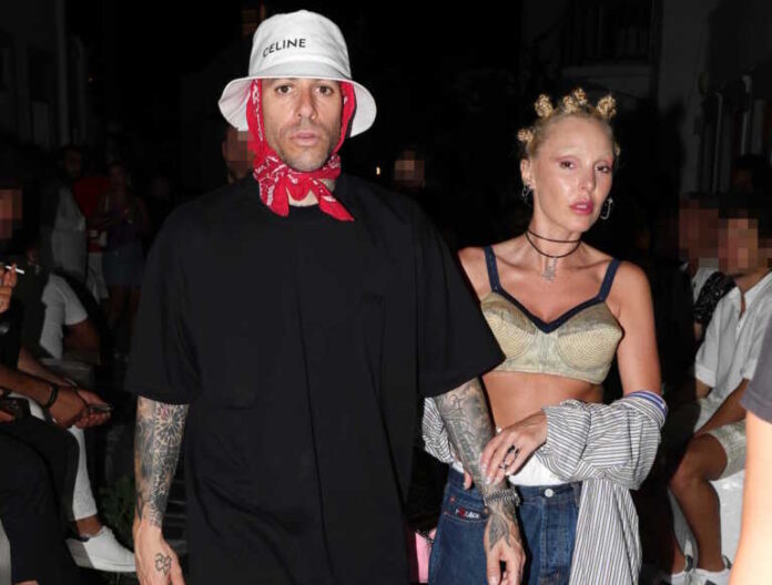 Τάμτα και Πάρις Κασιδόκωστας στη Μύκονο: Η εκκεντρική εμφάνιση στα Ματογιάννια