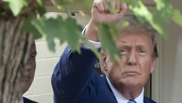 ΗΠΑ: Ο Τραμπ επικαλείται την προεδρική ασυλία και ζητά να παύσει η δίωξη για τα απόρρητα έγγραφα