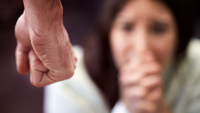 Μπούγας: Οι αλλαγές στη νομοθεσία για τους δράστες ενδοοικογενειακής βίας