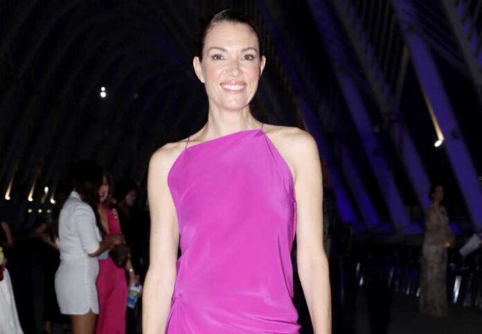 Η Βίκυ Καγιά ποζάρει ημίγυμνη σαν γοργόνα