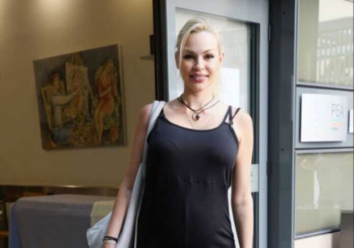 Η Βίκυ Κάβουρα στην παραλία δύο μήνες μετά τη γέννηση της κόρης της