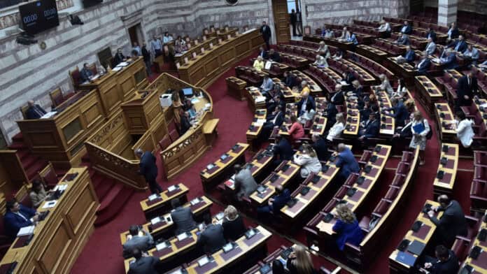 Βουλή: Ολοκληρώθηκε η πρώτη επεξεργασία του νομοσχεδίου για το ψηφιακό σχολείο