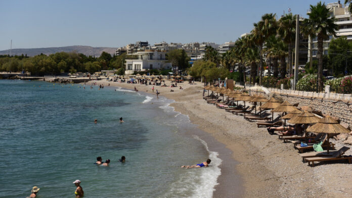 Καιρός σήμερα: Αμετάβλητη η θερμοκρασία – Πού θα πέσουν μπόρες