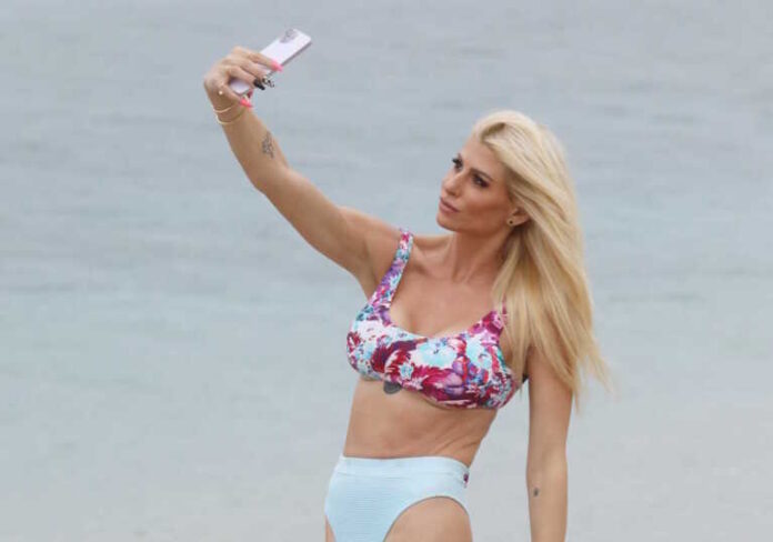 Ευρυδίκη Παπαδοπούλου: Σε παραλία της Ίου στον 5ο μήνα της εγκυμοσύνης