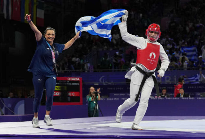 Η Χριστίνα Γκέντζου έκανε γύρο θριάμβου κρατώντας την ελληνική σημαία μετά το χάλκινο μετάλλιο στους Παραολυμπιακούς