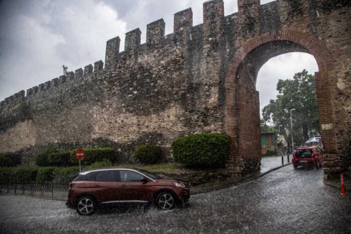 Καιρός σήμερα: Άστατος με τοπικές βροχές – Έως τους 36 βαθμούς η θερμοκρασία