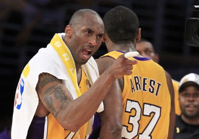 Κόμπι Μπράιαντ: Αστρονομικό ποσό σε δημοπρασία για τη ζακέτα που φορούσε στο τελευταίο του παιχνίδι στο ΝΒΑ