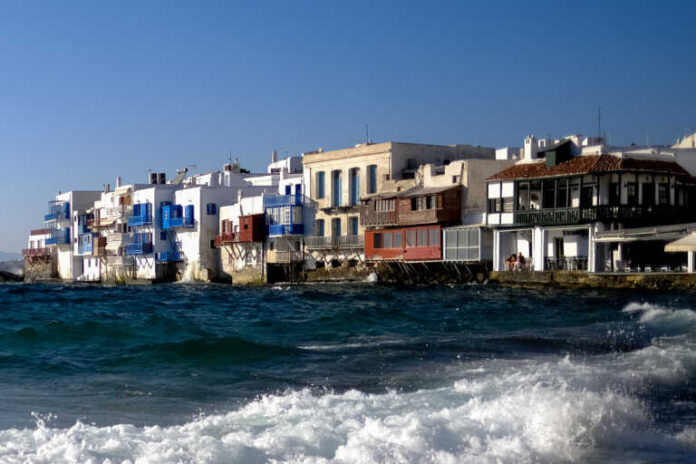 Εικόνες από τα παράνομα πάρτι σε βίλες Μυκόνου με διάσημους ντιτζέι και μαύρο χρήμα