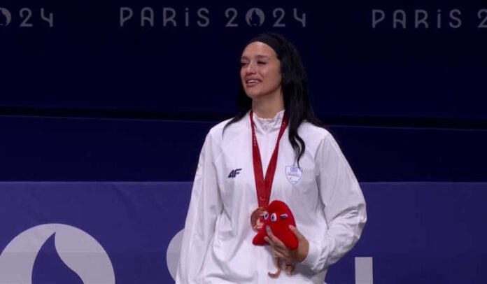 Συγκινημένη η Έλενα Παπασταματοπούλου κατά την απονομή του χάλκινου μεταλλίου στους Παραολυμπιακούς Αγώνες 2024