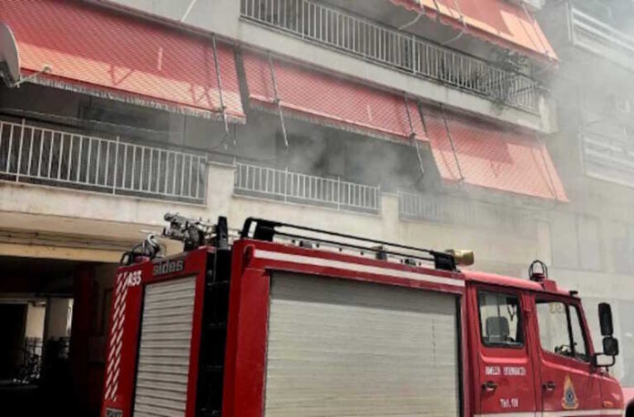 Φωτιά σε διαμέρισμα πολυκατοικίας στο κέντρο των Τρικάλων – Φωτογραφίες και βίντεο
