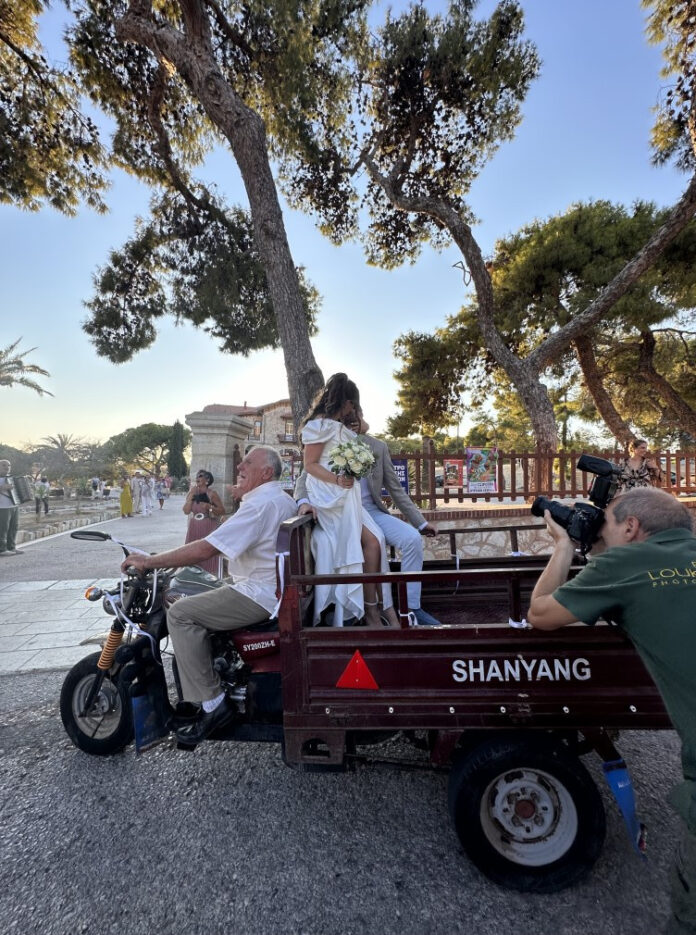 Σύρος: Ρομαντικός γάμος… με τρίκυκλο – Βίντεο, φωτογραφίες