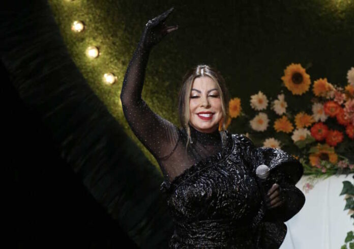 Η Άντζελα Δημητρίου έγινε 70 και το γιόρτασε με δύο τούρτες μαζί με την κόρη και την εγγονή της