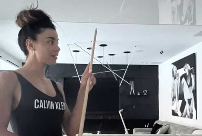 Η Ειρήνη Παπαδοπούλου παίζει μπιλιάρδο και χορεύει στο Instagram με αποκαλυπτικό μαγιό