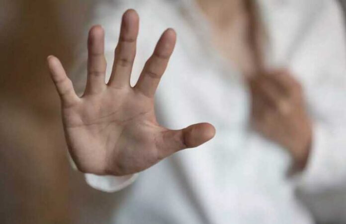 Δύο άνδρες προσπάθησαν να βιάσουν 19χρονη τουρίστρια στο Ηράκλειο – Ξυλοφόρτωσαν τον σύντροφό της