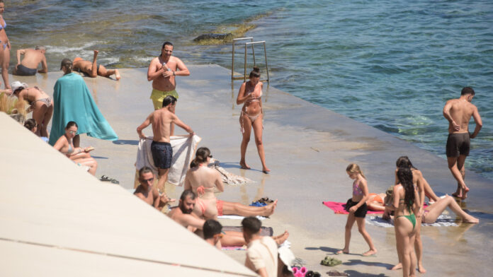 Καιρός: Υψηλές θερμοκρασίες και σήμερα – Τοπικές βροχές στα βόρεια