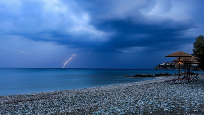 Έκτακτο δελτίο της ΕΜΥ: Ραγδαία επιδείνωση του καιρού με σφοδρές καταιγίδες και κεραυνούς
