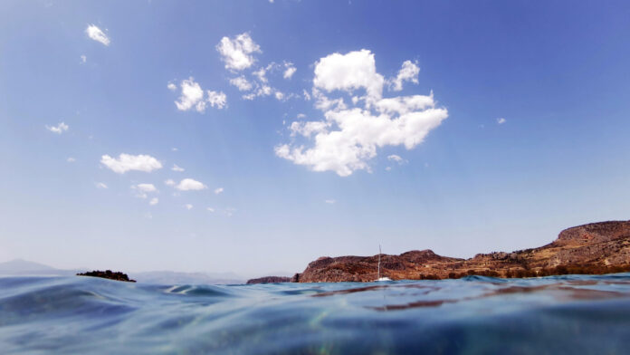 Καιρός: Αραιές νεφώσεις και θερμοκρασία στους 36 βαθμούς Κελσίου