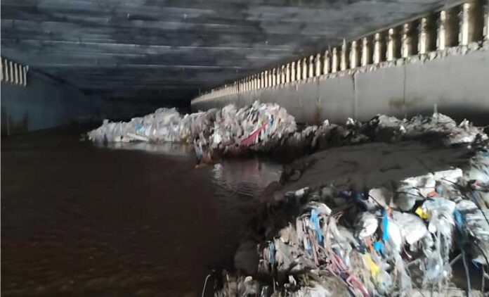 Οι πρώτες εικόνες από την επιχείρηση καθαρισμού στα υπόγεια τμήματα του Κηφισού – Πετούσαν μέχρι και έπιπλα