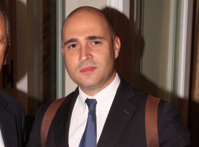 Ξεφάντωσε στο γλέντι γάμου του αδελφού του ο Κωνσταντίνος Μπογδάνος – Βούτηξε το μικρόφωνο και τραγούδησε «Λιωμένο Παγωτό»