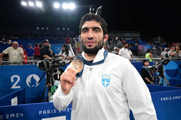 Η απονομή του χάλκινου μεταλλίου στον Νταουρέν Κουρουγκλίεφ