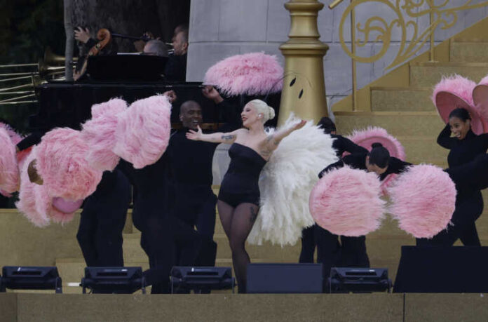 Ολική «μεταμόρφωση» για τη Lady Gaga – Άλλαξε look βάφοντας μαύρα τα μαλλιά της