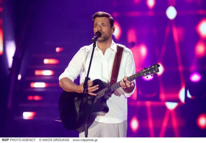 O Νίκος Βέρτης έκανε πράξη την επιθυμία του Βασίλη Καρρά: Η συγκινητική αφιέρωση από την σκηνή