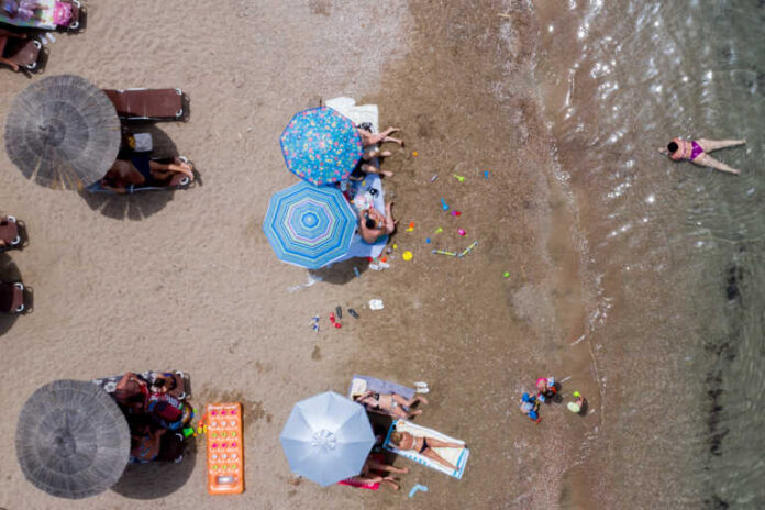 Παραλίες Αττικής: Τρεις προτάσεις για μπάνιο για όσους είναι στην πόλη