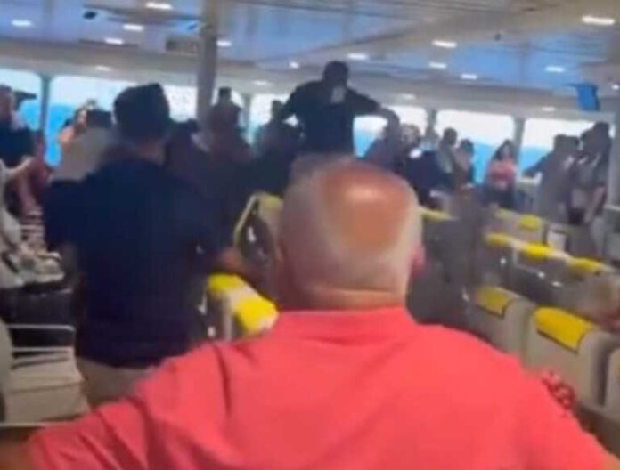 Βίντεο από την συμπλοκή στο πλοίο Super Express που ταξίδευε από Τήνο για Ραφήνα – 14 οι συλλήψεις