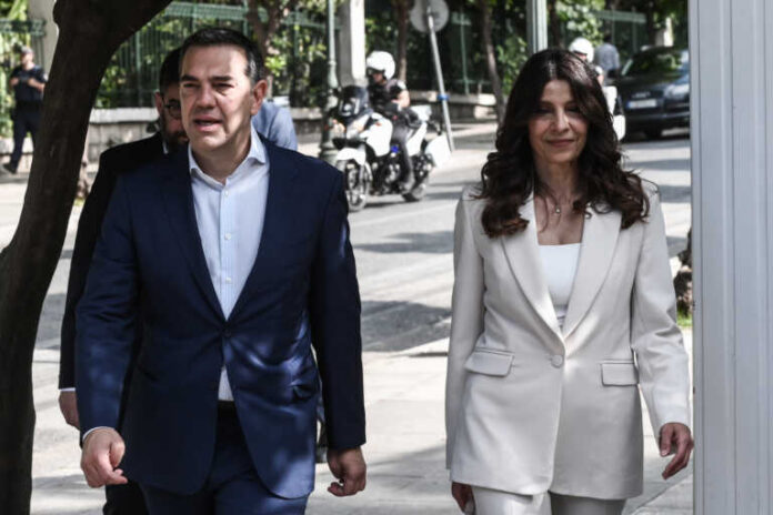 Η Πόπη Τσαπανίδου ήρθε με φόρα και μπλόκαρε την είσοδο του Στέφανου Κασσελάκη στη Βουλή – Όλο το παρασκήνιο