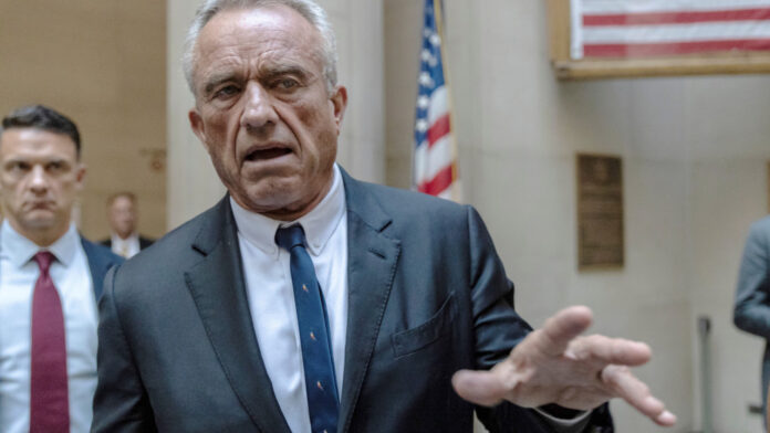 Το Ανώτατο Δικαστήριο αρνήθηκε να αφαιρέσει το όνομα του Κένεντι από το ψηφοδέλτιο σε δύο αμφίρροπες πολιτείες