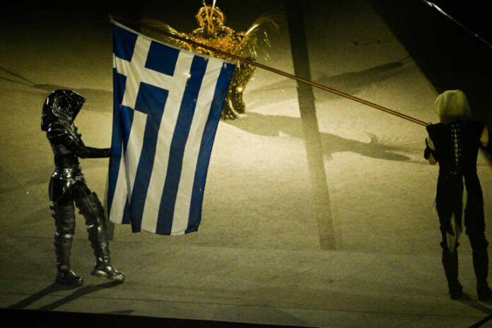 Ολυμπιακοί Αγώνες 2024: Ανατριχιαστικές στιγμές με την ελληνική σημαία και τη Νίκη της Σαμοθράκης στην τελετή λήξης στο Παρίσι