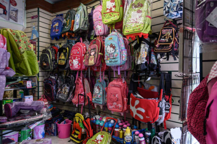 Σχολικό καλάθι: Μειώσεις τιμών έως και 10% στις μεγάλες αλυσίδες κατά την πρώτη ημέρα εφαρμογής του