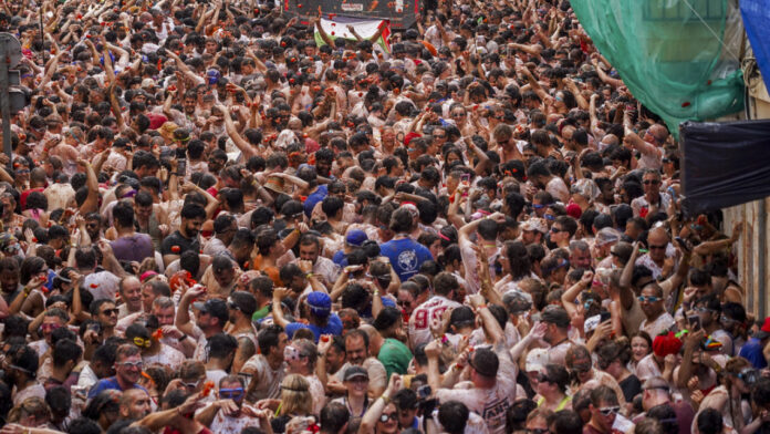 Φεστιβάλ Τοματίνα: Χιλιάδες «μαχητές» έβαψαν κόκκινους τους δρόμους του Μπουνιόλ – Δείτε φωτογραφίες